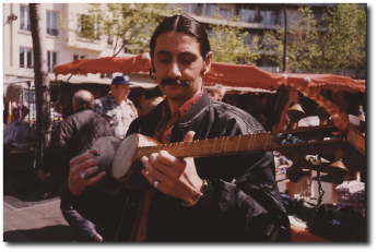 musician on market